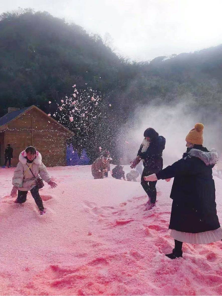 "粉色尝鲜官"打卡金佛山北坡滑雪场,玩雪太棒了!