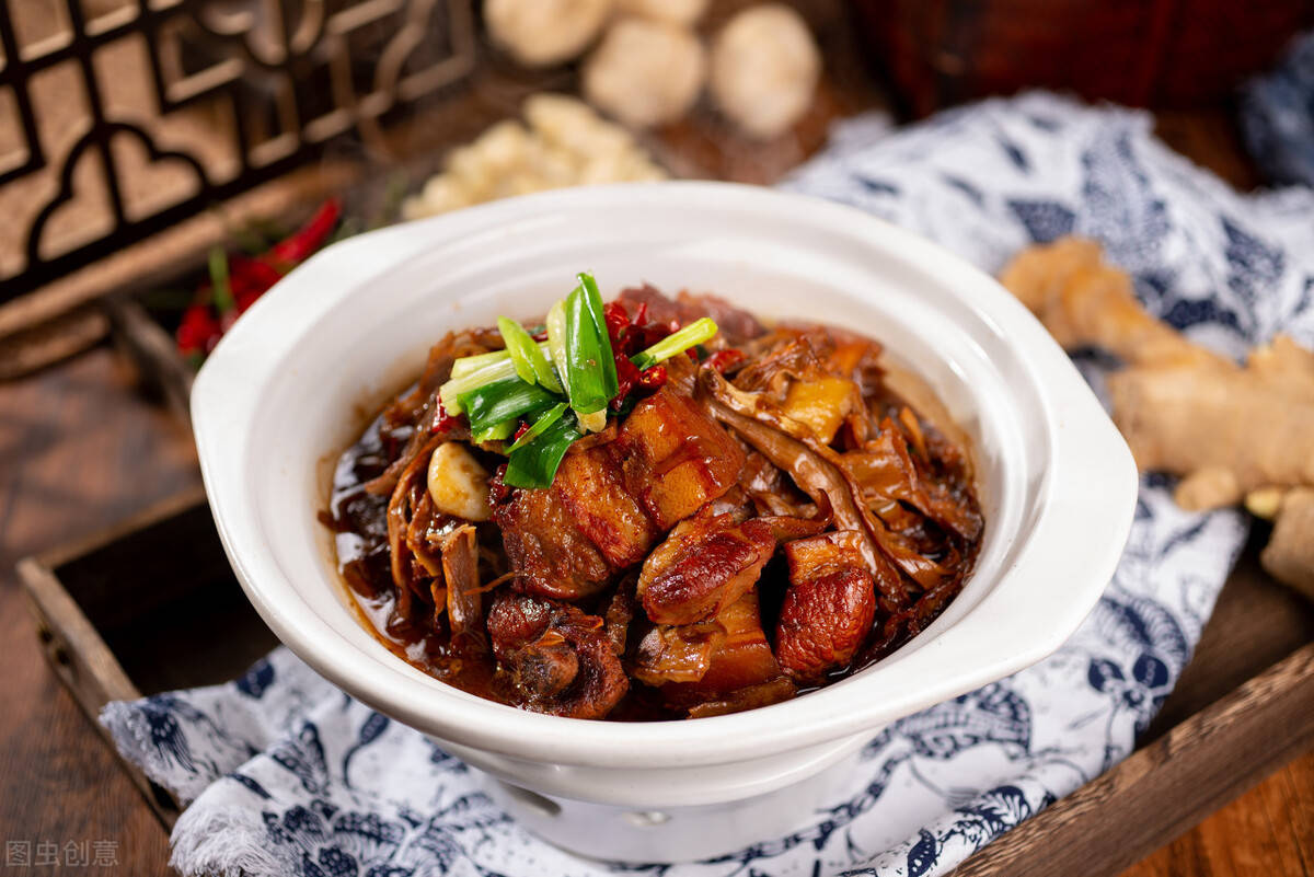 现在该吃这蔬菜,高纤维还刮油 笋干烧肉是一道比较适合冬天吃的菜