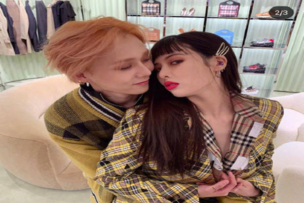 泫雅,金晓钟穿同样的连体衣