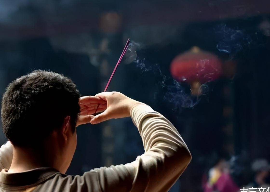 俗语"富人爱烧香",为啥烧香烧三根?这背后的寓意你了解多少?