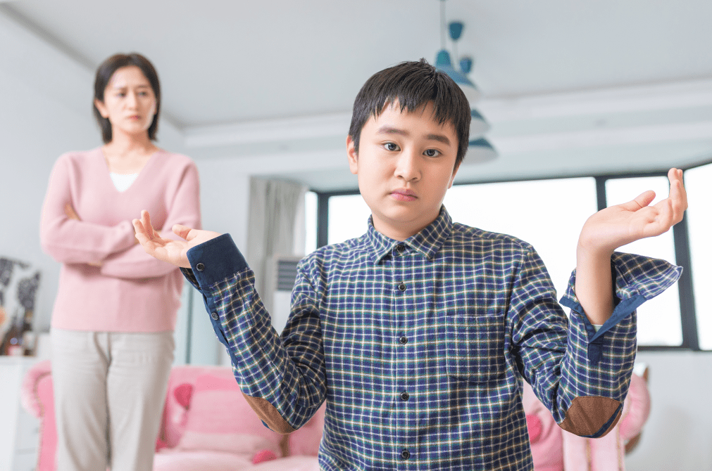 青春期孩子"易燃易爆炸"?硬碰硬是下下策,父母应学会化敌为友