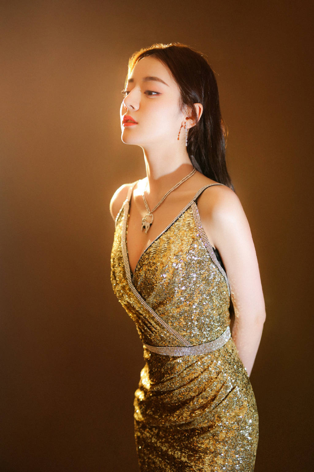 迪丽热巴壁纸:一袭金色吊带裙的热巴,婀娜多姿唯美优雅