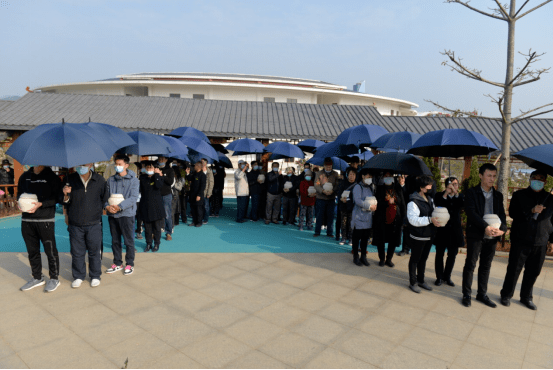 南宁市马岭公墓举行公益花坛葬活动