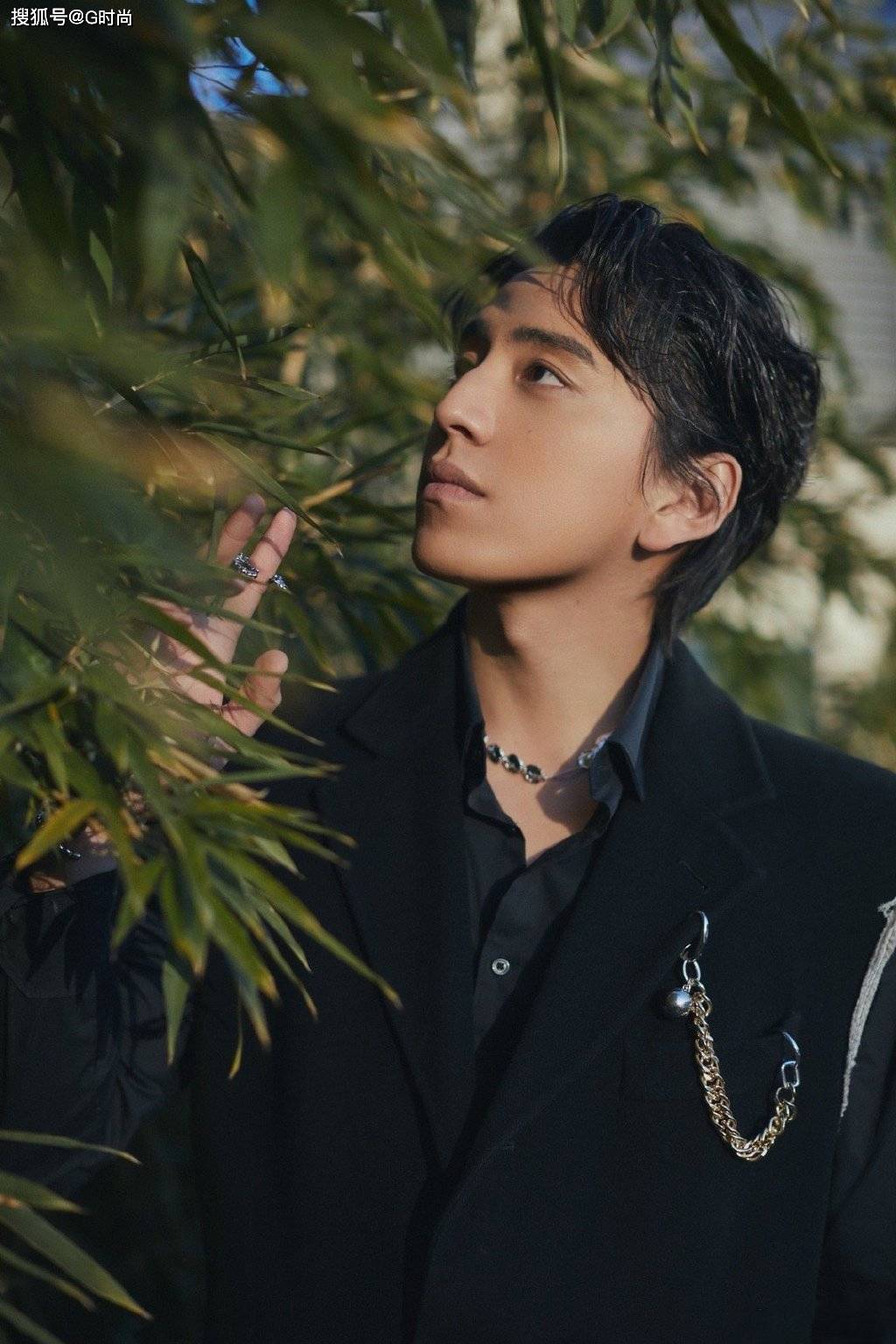 王大陆身穿黑色解构式西服,搭配手链改造的胸针