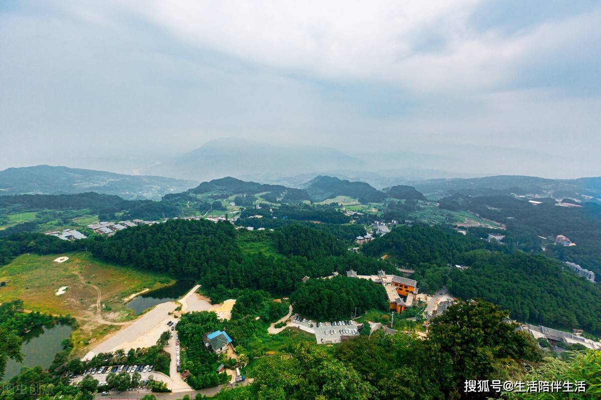 在蜿蜒的山間小徑上,有一個比綦江河周邊更高的地方.