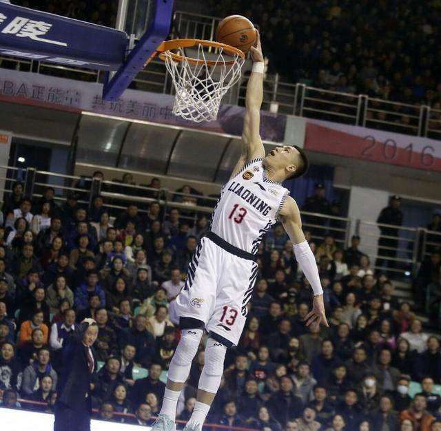 原创郭艾伦连续3次扣篮失败网友都急了让张镇麟上去示范一下吧