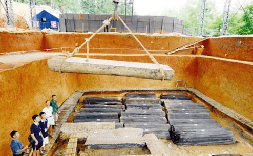 专家们在推测墓主人的时候,在青铜器上发现了刻有关于徐国徐王的铭文