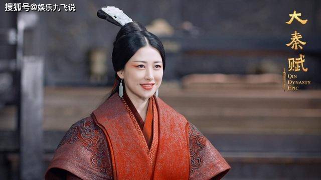 大秦赋:剧中只会憨笑的"赵姬",现代装原来这么美