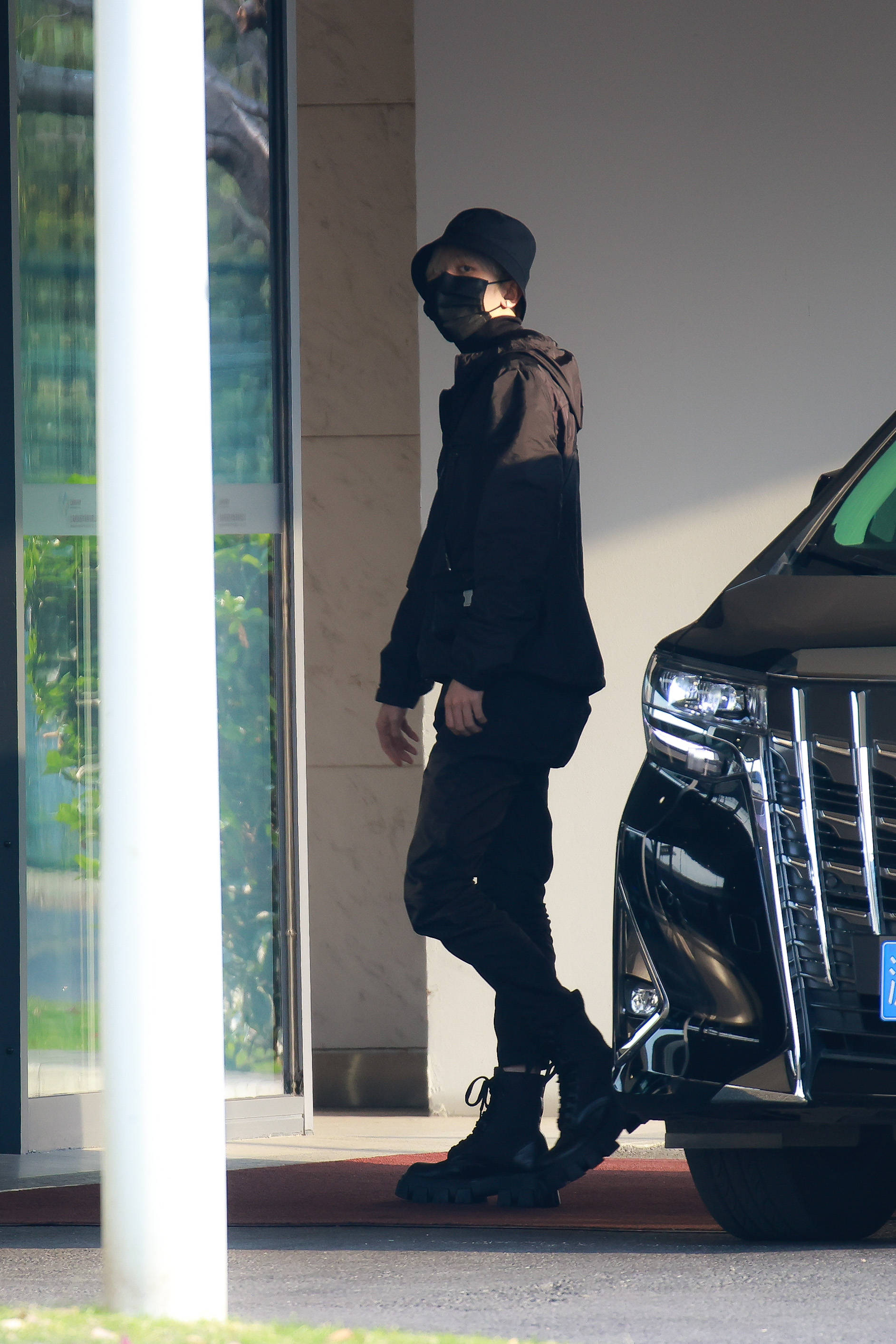 蔡徐坤全黑look低调酷帅 腿长两米简直男超模