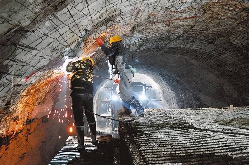 河南最长隧道!伏牛山隧道全线贯通,一洞穿两市