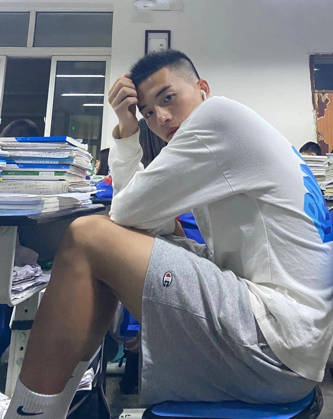 寸头田径体育生高颜值好身材让人着迷8块腹肌公狗腰太惹眼