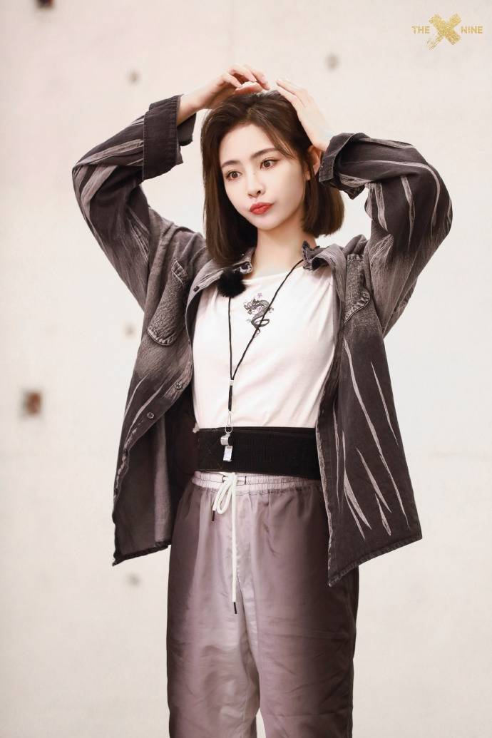 许佳琪渐变牛仔外套酷飒 比赛显功夫身手英姿飒爽