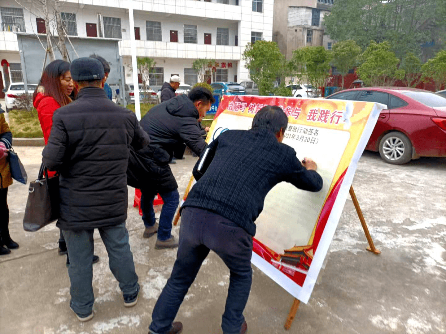 插旗镇开展治陋习百日专项整治行动签名活动