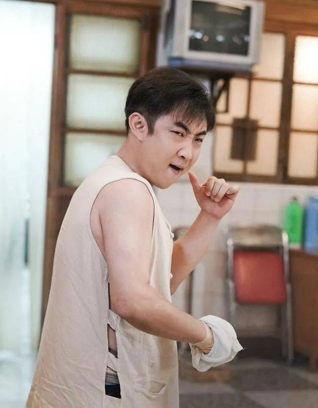 在影片中饰演肖翔和周吉祥,是个当"搓澡工"的富二代.