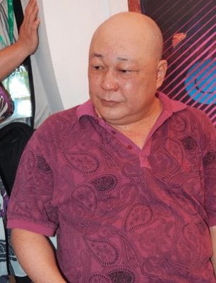 霸气"包青天"已成花甲老人,面容消瘦,拄着拐杖步履蹒跚!