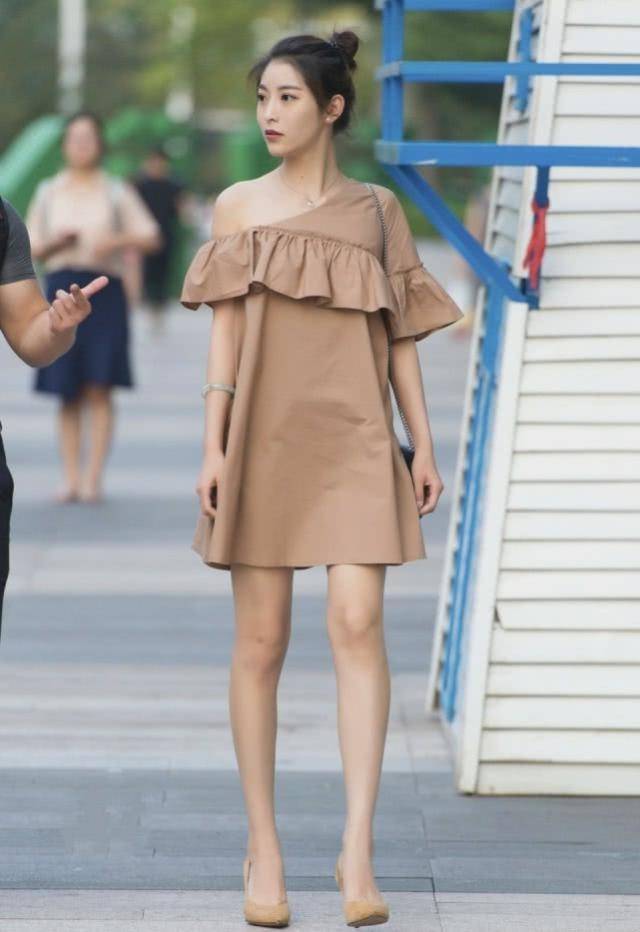 路人街拍,梳一个简单的丸子头,给人一种简约时髦的感觉