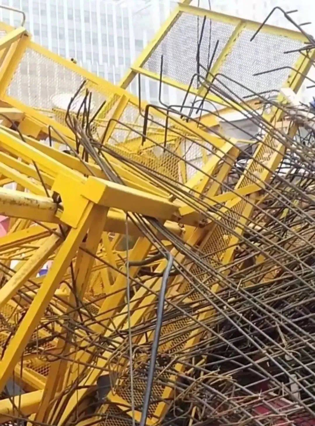 12月14日山东济宁一在建工地塔吊发生倒塌事故