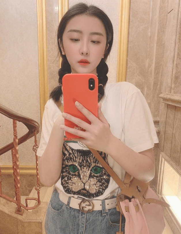 原创赵小棠手拿电子烟依然老烟手踩踏国货粉丝还为其辩解不犯法