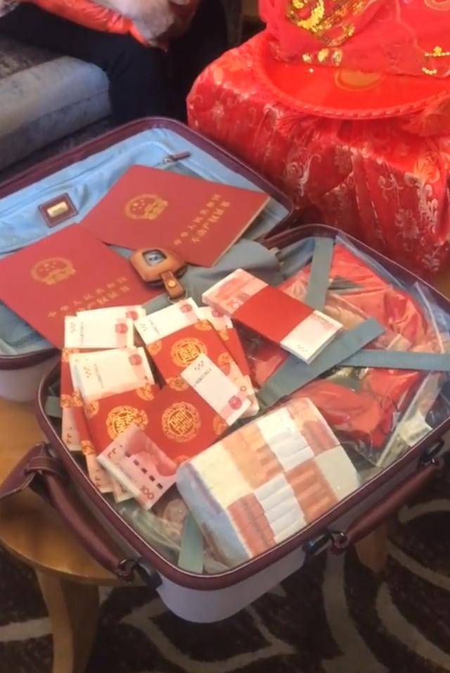 结婚当天,大衣哥彩礼装了一箱子现金,两张房产证,外加一辆奔驰车钥匙