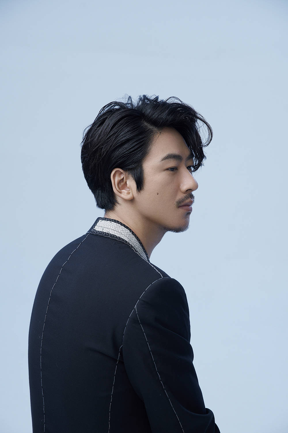 江奇霖穿搭玩撞色 温暖来袭森林感十足