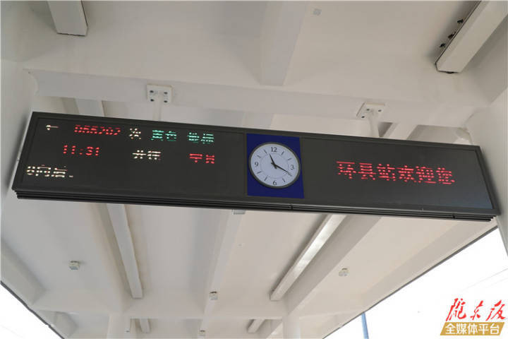 站台显示屏12月16日,一列试运营列车停靠在环县站