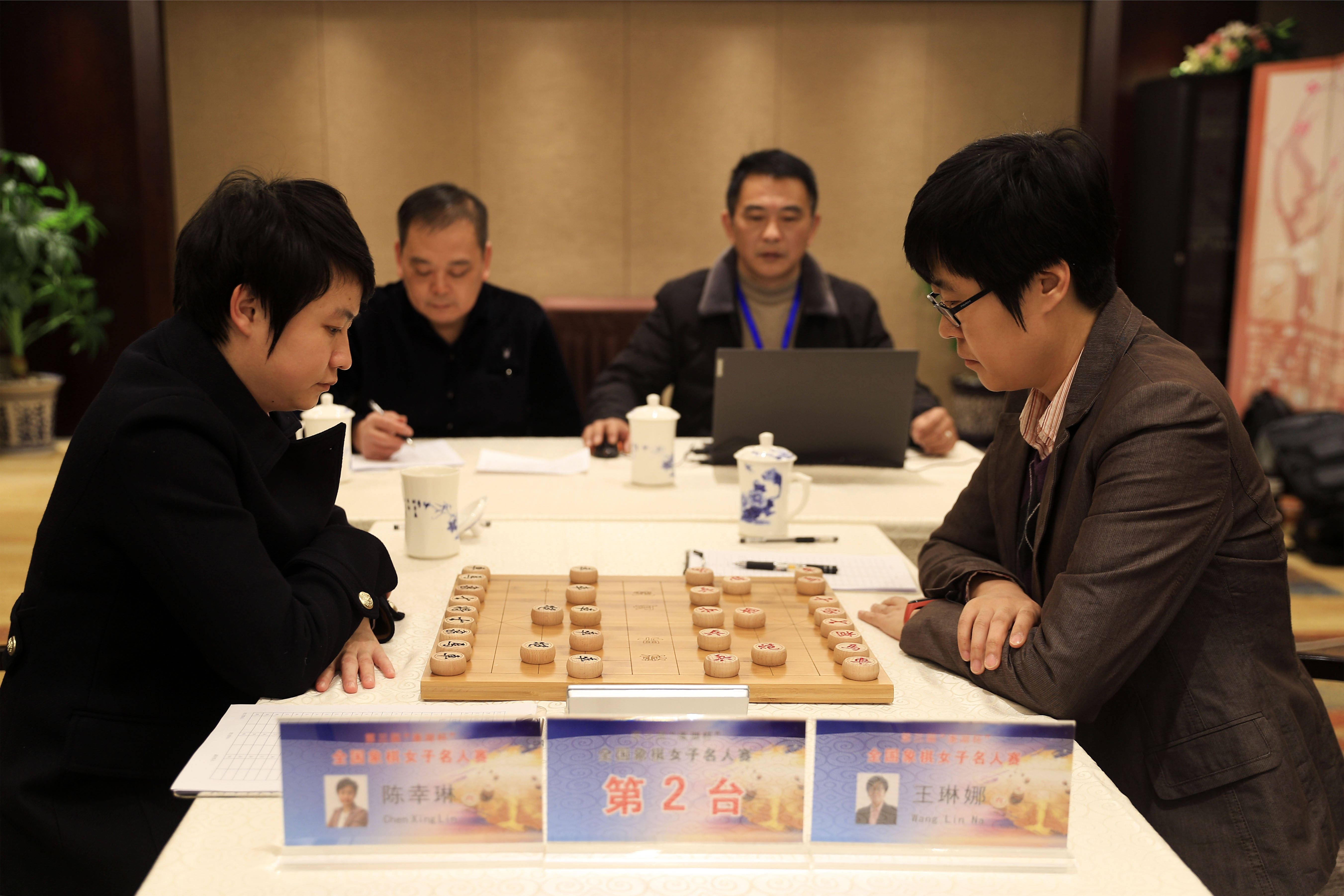 1/ 12 2020年12月19日,象棋特级大师唐丹(右)与象棋大师张婷婷(左)在