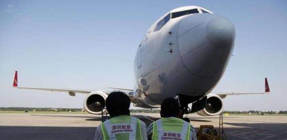乘坐飞机出国的时候，为什么飞机要绕着北京飞一圈再出国呢？