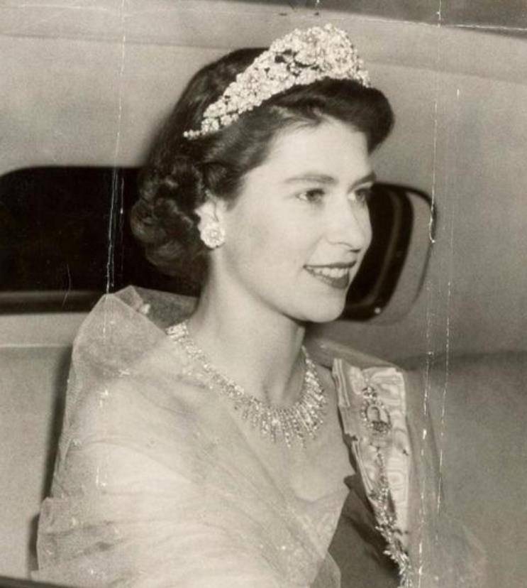 英国女王年轻时有多漂亮?老公不许她单独外出,舍弃王位伴她身旁