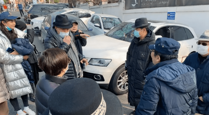 张铁林与张国立夫妇聚会 55岁女友罕见露面