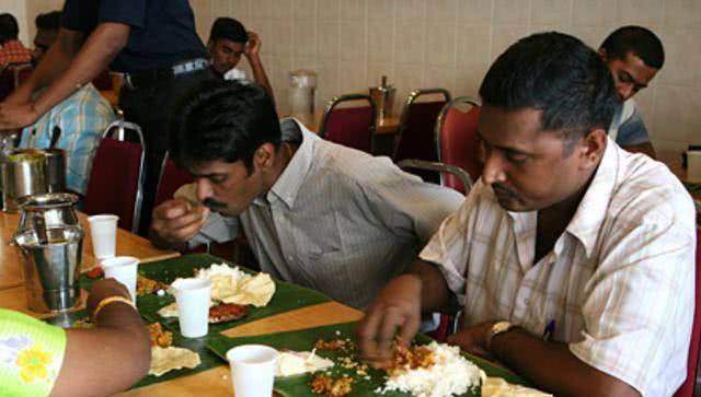 印度小伙来中国，咬牙吃了一顿重庆火锅，上菜后眼睛都看直了