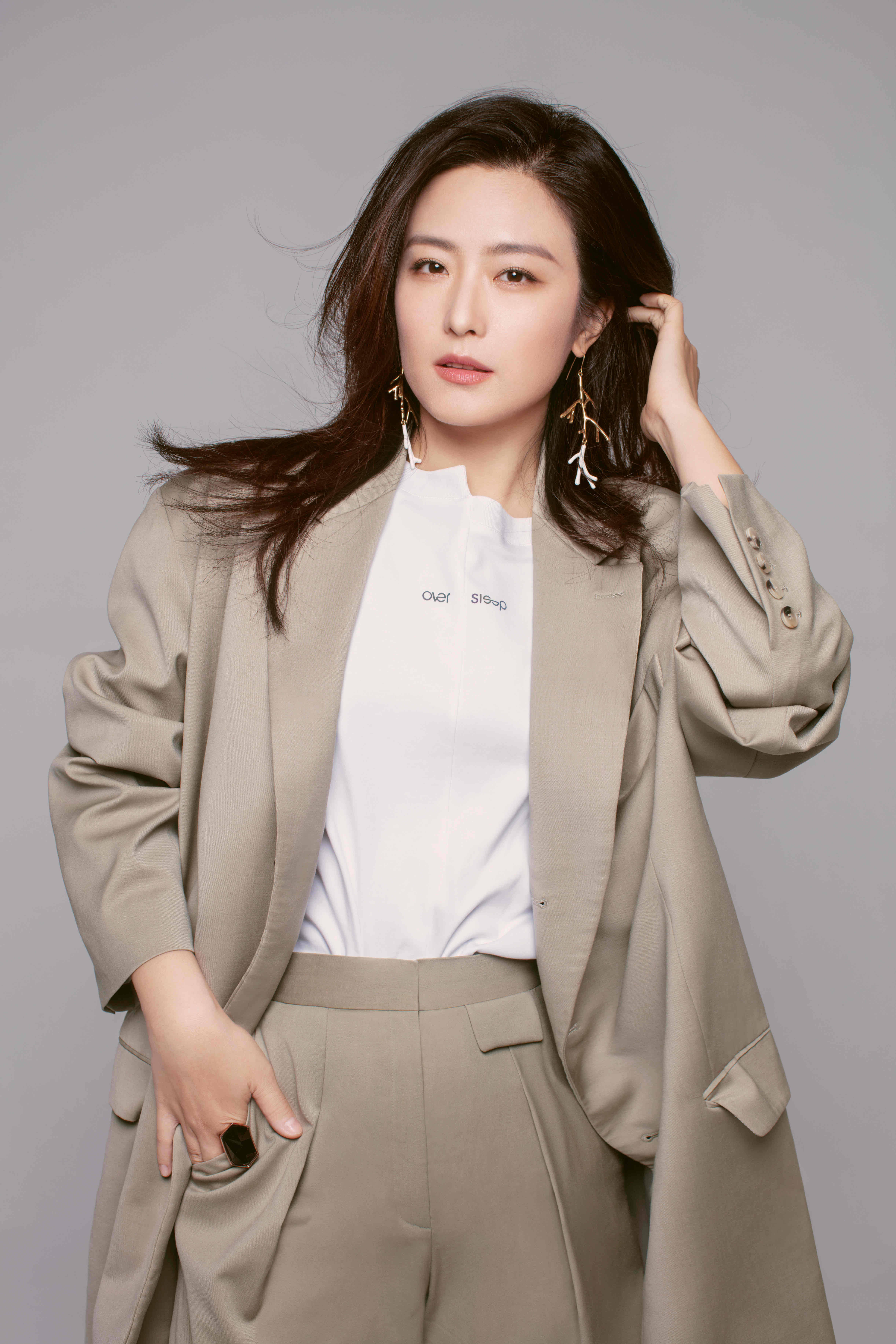 徐百慧"霸总版"港风大片释出 飒爽满分气场十足_手机搜狐网