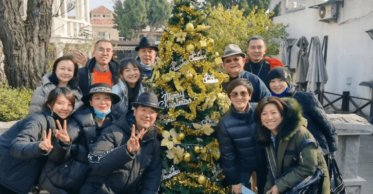 张铁林与张国立夫妇聚会 55岁女友罕见露面