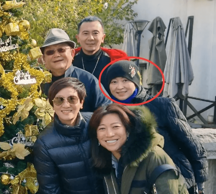 张铁林与张国立夫妇聚会 55岁女友罕见露面