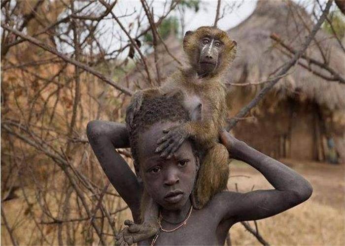 一个仅存350人左右的原始部落，把猴子当“宠物”，并哺乳小动物