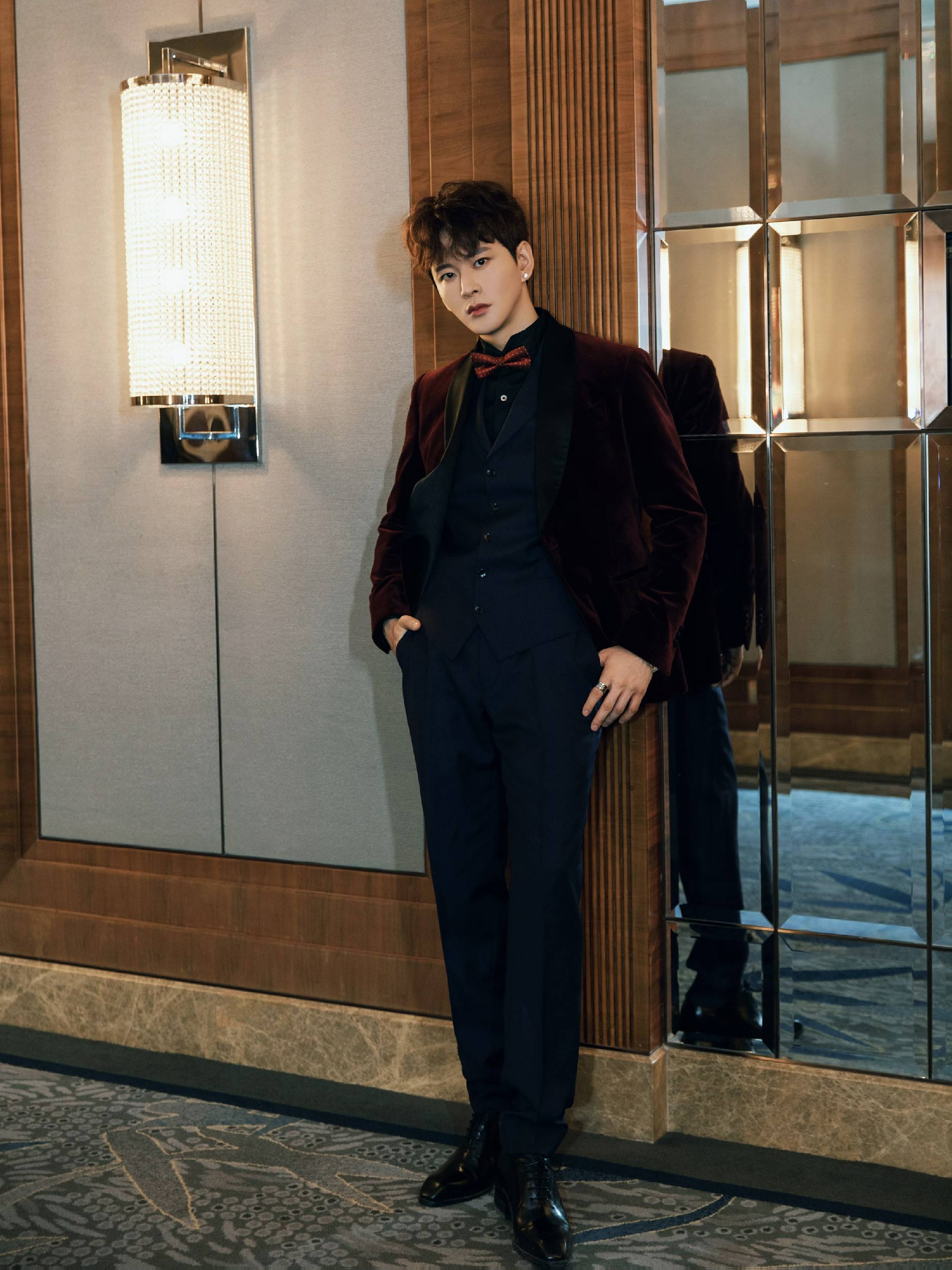 当晚,黄宥明微卷碎发搭配酒红丝绒西装外套亮相现场,宽肩窄腰优越比例
