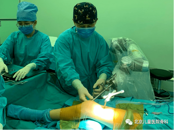 天玑动态天玑骨科手术机器人辅助完成儿童下肢8字钢板手术