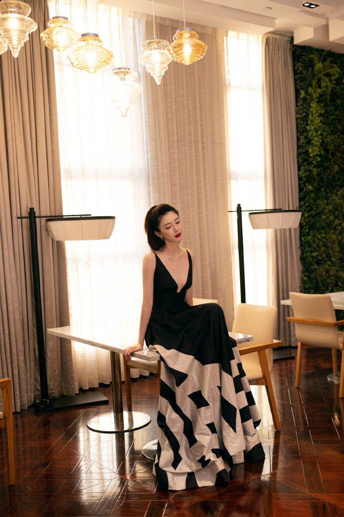 江疏影穿黑色深v长裙 梳背头浪漫典雅气质高贵