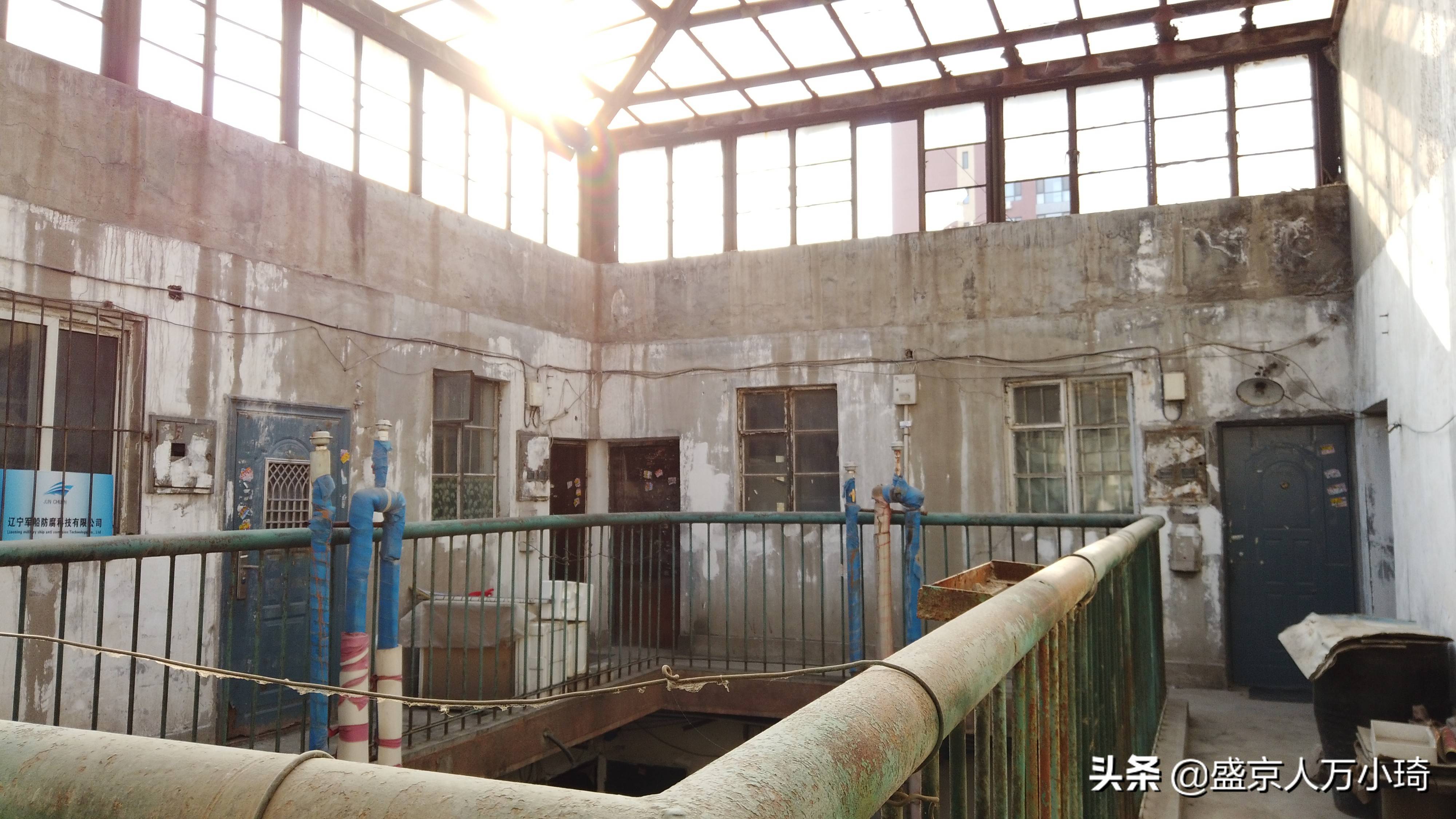 探访沈阳罕见老井字楼,阴森寂静,如坐井观天,酷似电影中的场景_天井