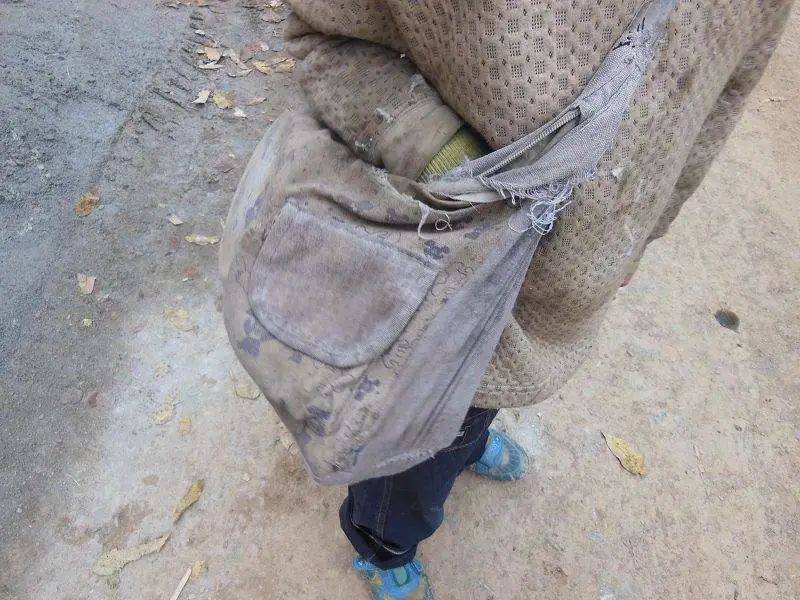 同是因太穷给娃自制书包,一孩子越背越自卑,一孩子却越背越自信