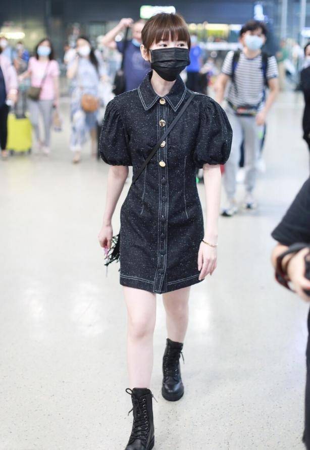 毛晓彤真会"扮嫩",穿牛仔短裙清纯减龄,甜美似"学生妹"_手机搜狐网