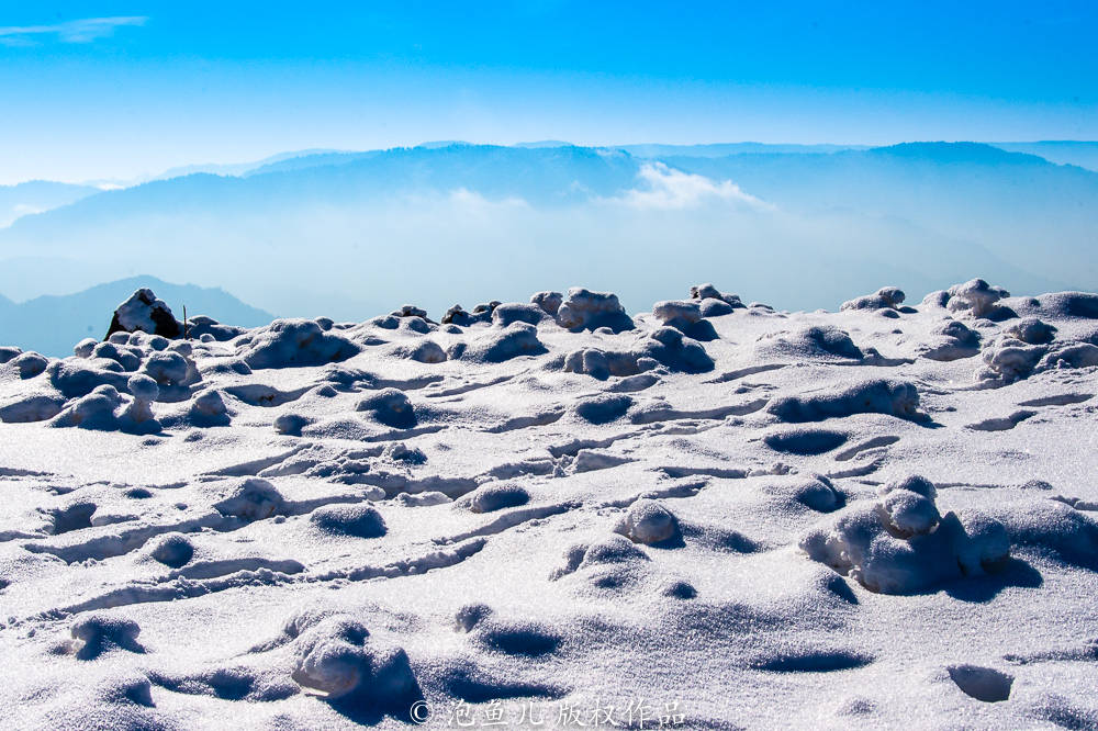 扔块石头就下雨？陕西秦岭发现中国最大“天坦”雪原，太神奇了
