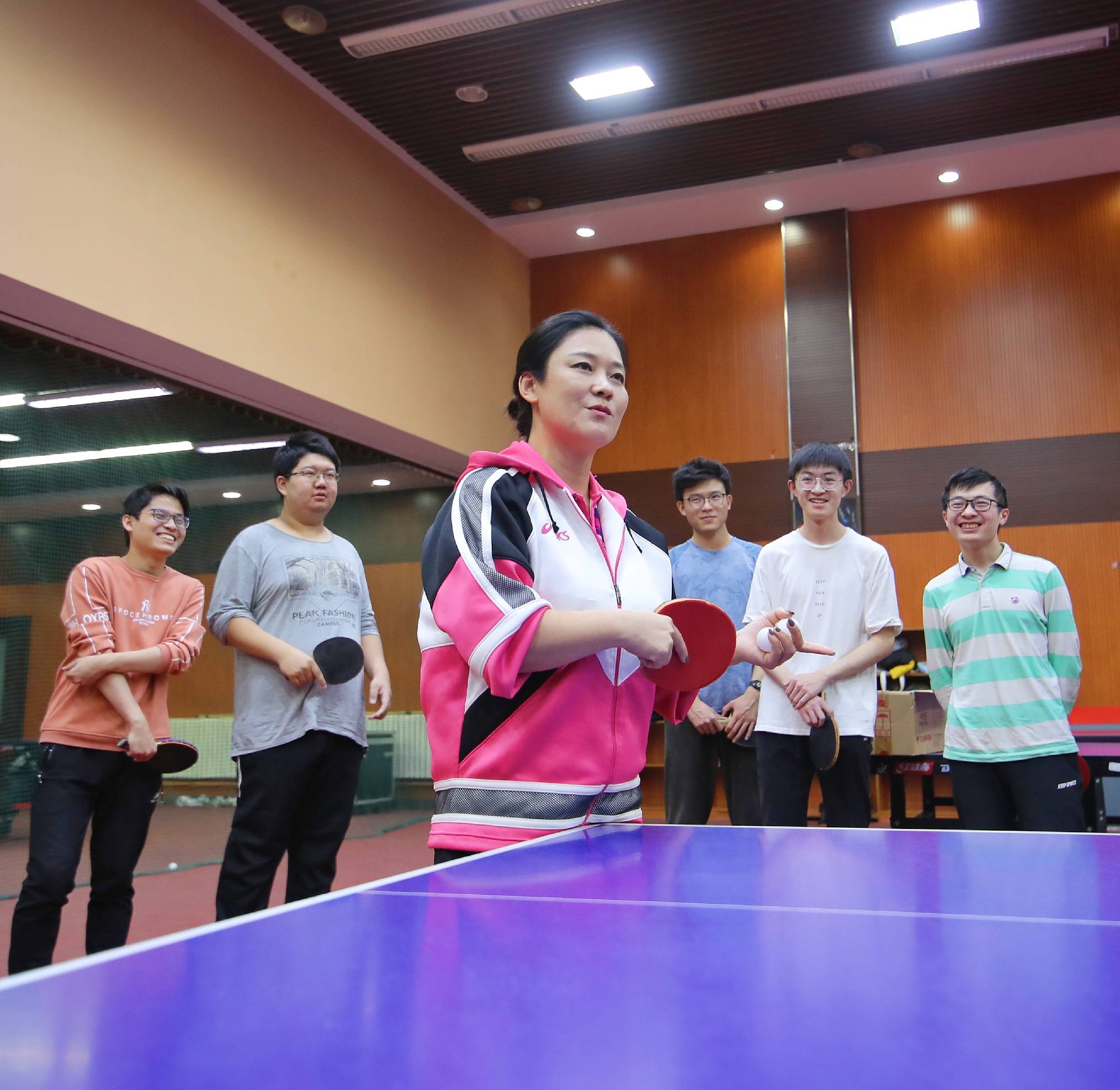 1/ 12 曾先后七次获得乒乓球世界冠军的刘伟现为北京大学体教部副教授