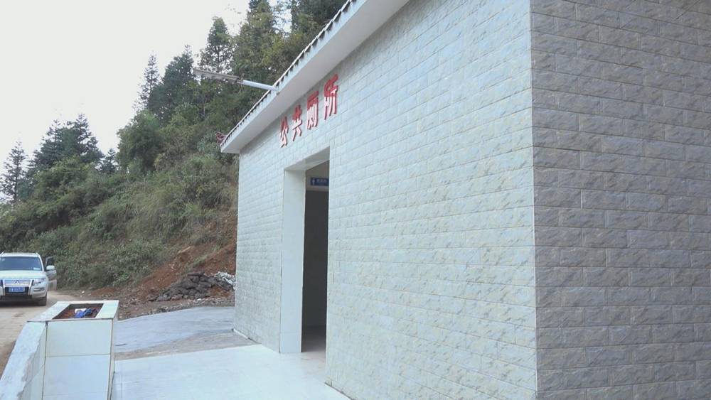 局工作人员到满银沟镇对2020年新(改)建农村户厕和公共厕所进行验收