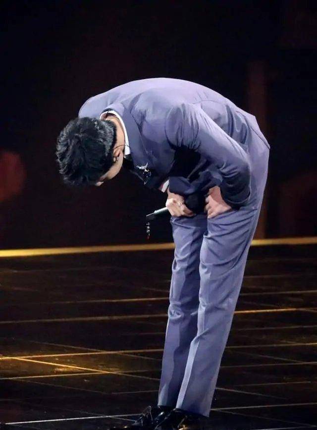 闭眼,抬头,哽咽,强忍,微笑!肖战的"红海"让他感触万千