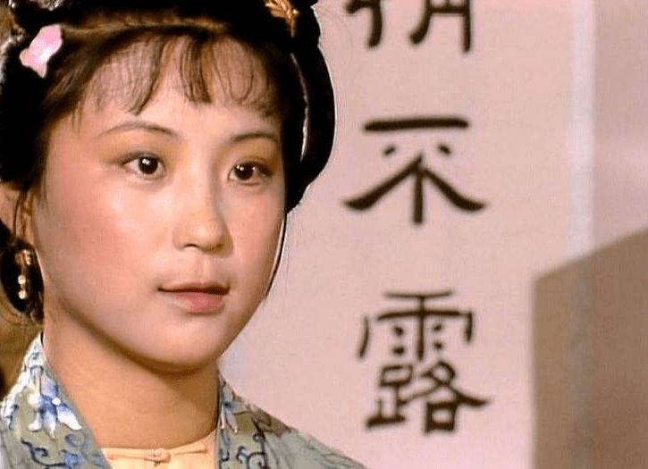 话红楼梦王夫人的大丫环彩云偷盗玫瑰露的心理有点奇异