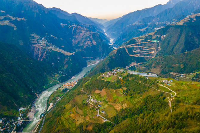 中国最后的秘境，大峡谷最佳观景村寨，遥望三江并流奇观