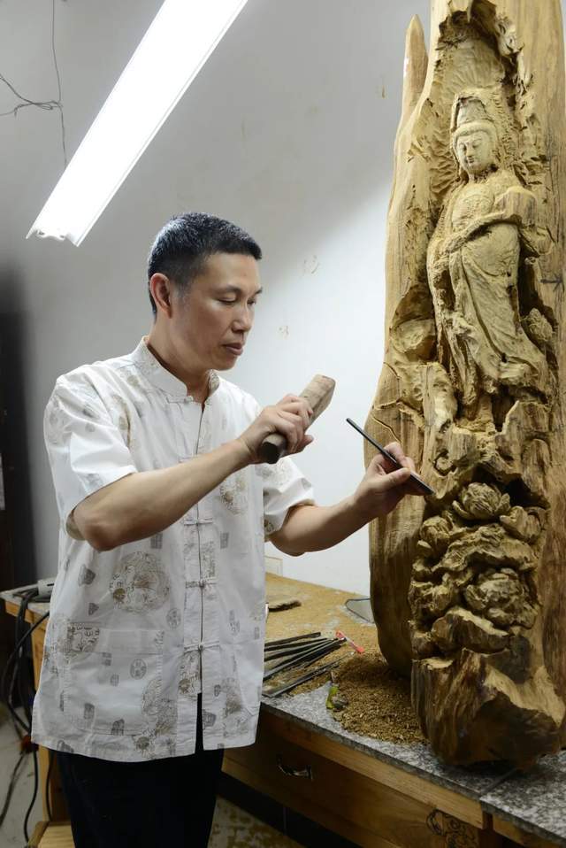 闽商社团领袖 || 李凤荣:凤采刀笔通造化 荣茂木雕画云霞