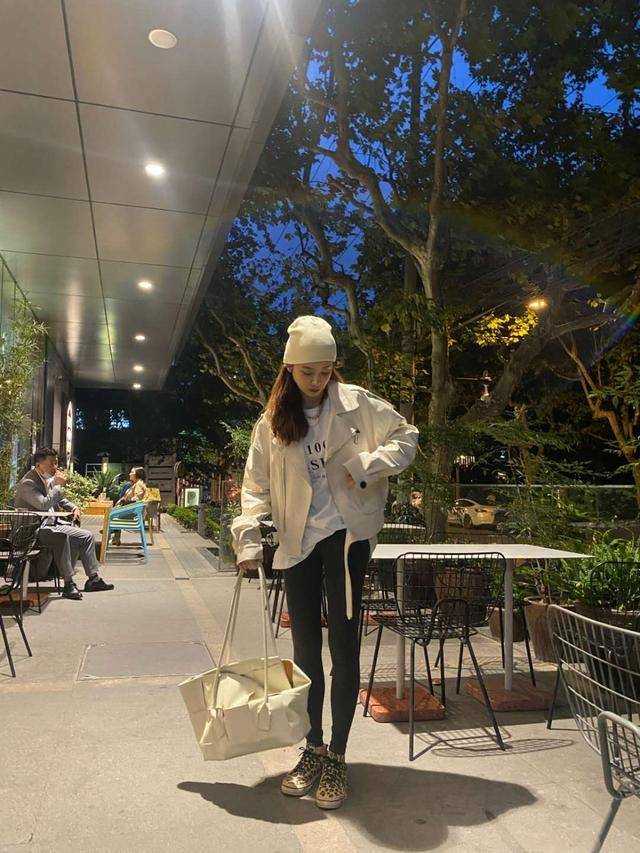 nba主播美娜晒夜晚酒吧美照,唇红齿白眼神勾魂,大长腿苗条有型