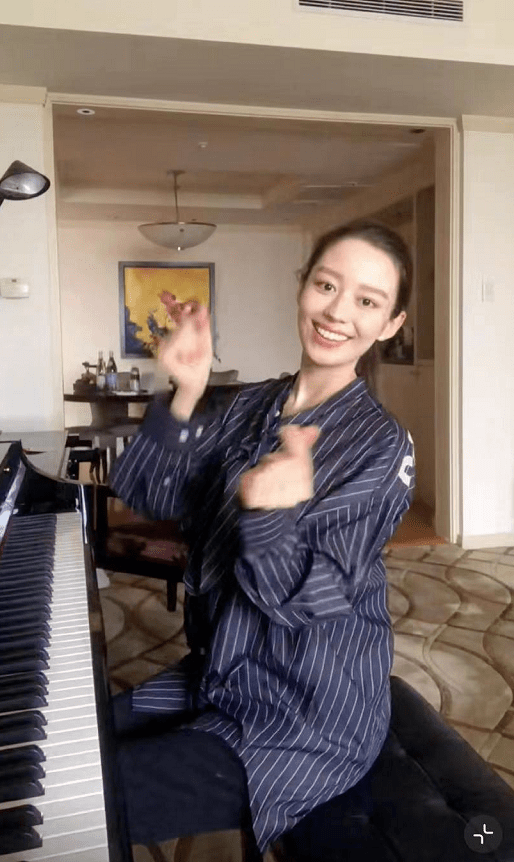 郎朗老婆吉娜怀孕8个月,自弹自唱给宝宝做胎教,被赞天籁之音