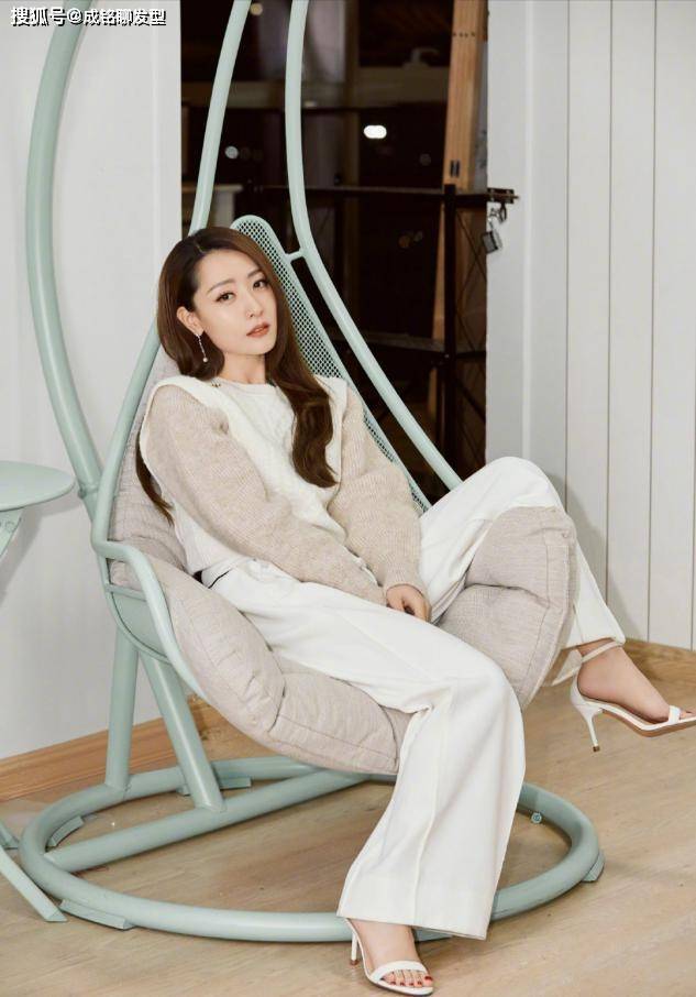 原创白冰终于穿对了,宽松格子套装配低位马尾又酷又a,减龄又有范儿